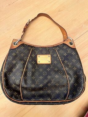 Authentic Louis Vuitton Monogram Canvas Hobo Shoulder Bag